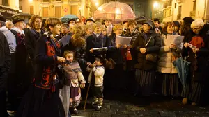 Cantando bajo la lluvia: los coros de Santa &Aacute;gueda amenizan Pamplona con sus canciones