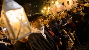 Los faroles encendidos y las canciones desafían al mal tiempo en Pamplona con los coros de Santa Águeda