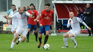 El filial de Osasuna se deja dos puntos en Tajonar, ante el Caudal que jugó con diez en la segunda parte