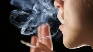 Hasta las cejas: llama a la policía para que investiguen por qué su camello ha subido el precio de la marihuana