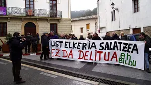 Apoyo a las puertas del juzgado de Aoiz: así han entrado el alcalde y varios concejales del Ayuntamiento de Egüés