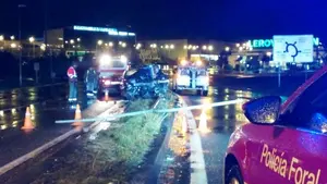 Se accidenta y derriba una farola en las inmediaciones de La Morea al despistarse con el volúmen de la música del coche