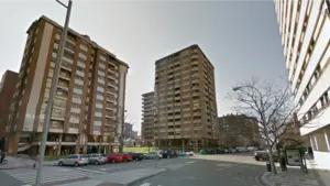 Juerga en la madrugada del miércoles: una fiesta reúne a 30 universitarios en un piso de Iturrama