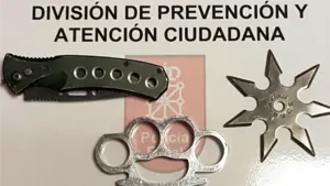 Pillado con vestimenta sospechosa en una zona oscura de Landaben: pasea con tres armas prohibidas y afiladas