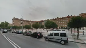 Sorprenden a altas horas de la noche cómo tres jóvenes roban en un comercio de la Rochapea tras forzar la cerradura