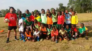 Apoyo para los rojillos a miles de kilómetros de distancia: los niños de un orfanato de Uganda entonan "Osasuna nunca se rinde"