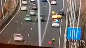 Así lo recogieron las cámaras de tráfico: Los impresionantes reflejos de un guardia civil le salvan la vida por décimas de segundo