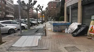 El vendaval causa estragos por toda Navarra: un hombre de 84 años resulta herido tras caerle una valla de obra