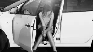 Descubren a una chica menor de edad conduciendo por Pamplona con evidentes síntomas de alcoholismo