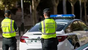 La policía reduce un hombre desnudo que sujetaba a su hijo en la terraza de su piso y gritaba contra su mujer