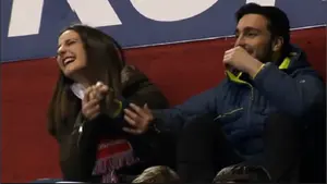San Valentín en El Sadar: la genial parodia de esta pareja cuando ella enloquece con el Real Madrid