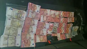 Un equipaje sospechoso: localizan 80.200 euros en el asiento trasero de un coche de alta gama que circula por Navarra