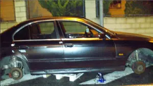Roban las ruedas de un BMW aparcado en Mutilva y lo dejan en el aire, sólo apoyado en un gato hidráulico y un palé
