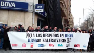 Trabajadores del BBVA en Pamplona protestan por el despido de una compa&ntilde;era de una oficina de Abejeras