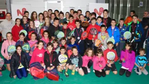 150 niños participan en la primera jornada de pádel para menores en los juegos deportivos de Navarra