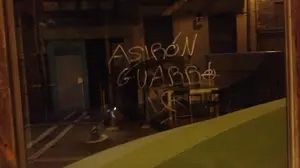 Bildu se escandaliza por unas pintadas aparecidas en el Casco Antiguo y en su sede contra Asirón