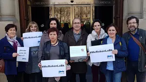 Los afectados por los becas de Mendoza: "La solución del Gobierno de Navarra crea más interrogantes que soluciones"