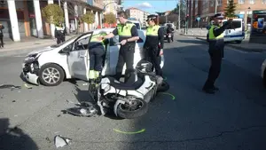 Herido un conductor de una moto de 50 años tras colisionar con un vehículo en la avenida de Villava