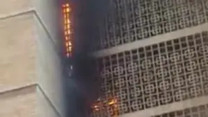 El impactante incendio en un patio interior de un bloque de San Jorge activa la alarma entre los vecinos