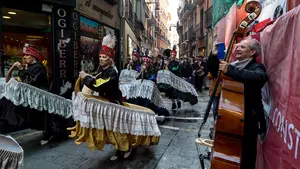 Una visita tradicional: el desfile de caldereros abre este s&aacute;bado el Carnaval en Pamplona