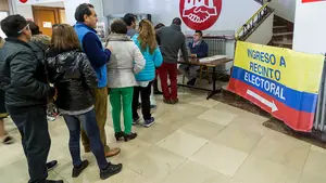 La comunidad ecuatoriana de Navarra, La Rioja y el Pa&iacute;s Vasco se re&uacute;ne en Pamplona para votar en las elecciones presidenciales