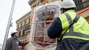 El escudo de Navarra regresa por fin a la sede del Gobierno foral tras cinco meses llenos de polémicas e improvisaciones