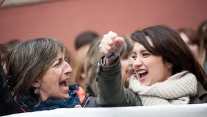 Concentración para denunciar el despido de 18 trabajadoras de Caprabo en Pamplona antes de la huelga