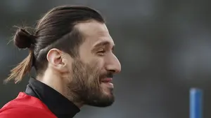 El defensa Vujadinovic se recupera del tremendo golpe que sufrió en un choque con el portero del Espanyol