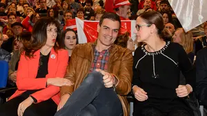 Los socialistas de Navarra se vuelcan con Pedro Sánchez, aclamado en Burlada con la "bandera de la ilusión"