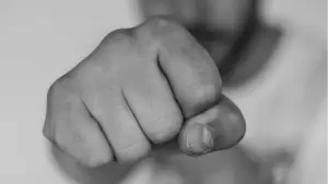 Un joven le abre la cabeza a su suegro tras ver c&oacute;mo golpea a su novia, menor de edad y embarazada, en la tripa