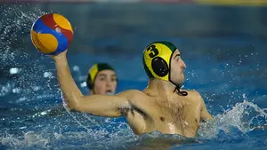 El Waterpolo Navarra sale del pozo del descenso en un partido dramático ante el CN Catalunya en Amaya