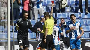 La expulsión de Oier Sanjurjo es por "empujar a un contrario impidiendo una manifiesta ocasión de gol"