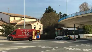 Auxilian por una urgencia médica a una persona que viajaba en una villavesa por la avenida de Zaragoza de Pamplona