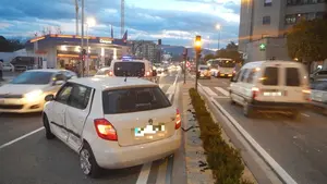 Percance en la vorágine de tráfico de la avenida de Zaragoza: chocaron y 'aparcó' en el carril contrario