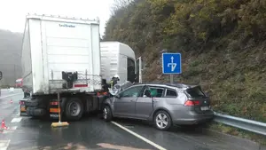 Herida una embarazada al chocar su coche contra un camión que invadió el sentido contrario en Bera