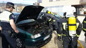 Un coche aparcado en el barrio pamplonés de San Jorge se incendia de forma fortuita sin causar heridos