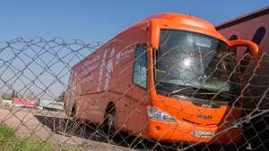La Justicia 'frena' el polémico autobús de HazteOir: prohíbe su circulación tras considerar que su mensaje "incita al odio"