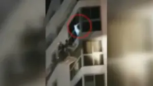 Agónico rescate de los bomberos a una niña de 5 años que colgaba de un séptimo piso