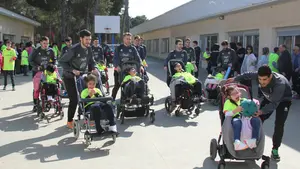 Los jugadores de la primera plantilla del Aspil Vidal visitan el colegio de educación especial Torre Monreal