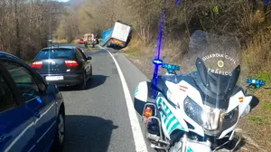 Un camión cargado de vinagre acaba perdiendo el control y estrellándose en la carretera de Lantz