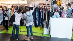 Las tiendas salen a la calle: fin de semana de grandes descuentos y liquidaciones en Pamplona