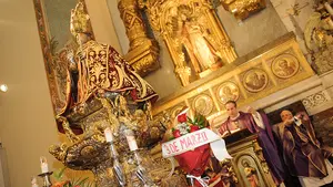 Cientos de personas arropan a San Ferm&iacute;n en la misa de escalera celebrada en el altar mayor de San Lorenzo