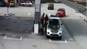 Vivos de milagro: un coche embiste una gasolinera donde repostaba una patrulla de la Guardia Civil