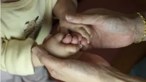 Pillada con el bebé en brazos: una familia circulaba por Pamplona con un niño de un año en el asiento delantero