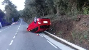 Un menor le robó el coche de alta gama a su padre, condujo bebido con dos amigos y tuvieron un accidente