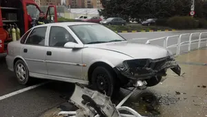 Un herido tras chocar con su vehículo contra unas vallas cuando circulaba por la Avenida de Navarra, en Pamplona