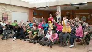 Clase magistral de los jugadores y técnicos del Waterpolo Navarra a los chavales de Aspace Navarra
