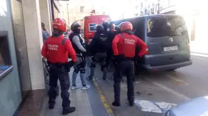 Conmoción en Peralta: la policía reduce al hombre atrincherado en su domicilio que amenazaba con tirarse por la ventana