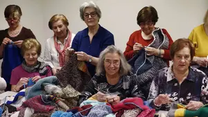 Mantas navarras para cobijar a los refugiados: el grupo "Tejer por Siria" acaba de finalizar su tercer envío solidario