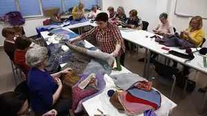 "Tejer por Siria": una docena de mujeres navarras prepara cada semana mantas para enviar a los campamentos internacionales